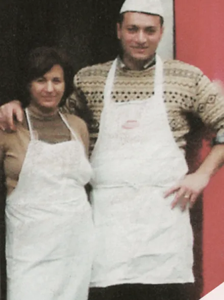 Lucio Pappalardo e sua madre nel laboratorio artigianale