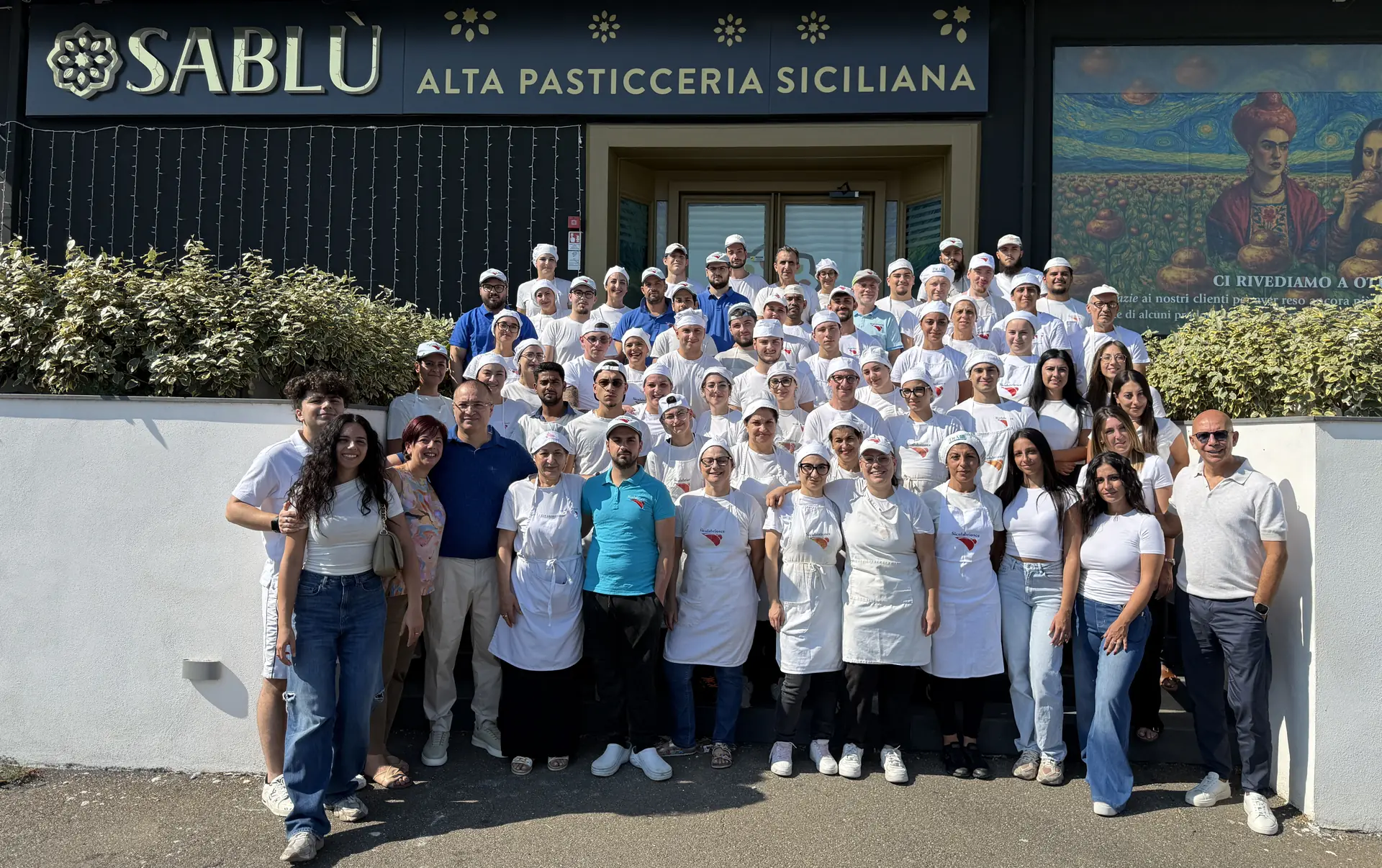 Il team Siculabriosce davanti alla pasticceria Sablù