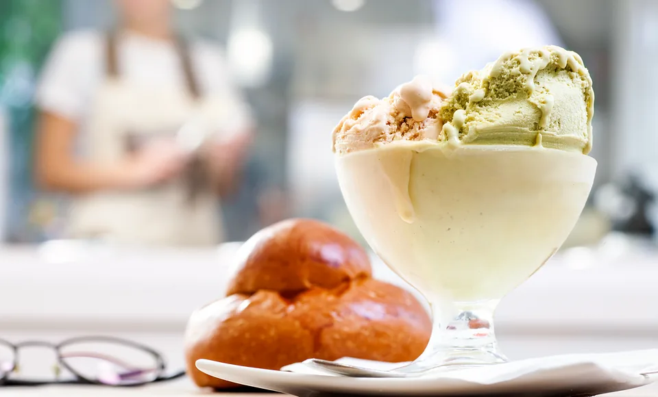Coppa di gelato e briosce servite a colazione