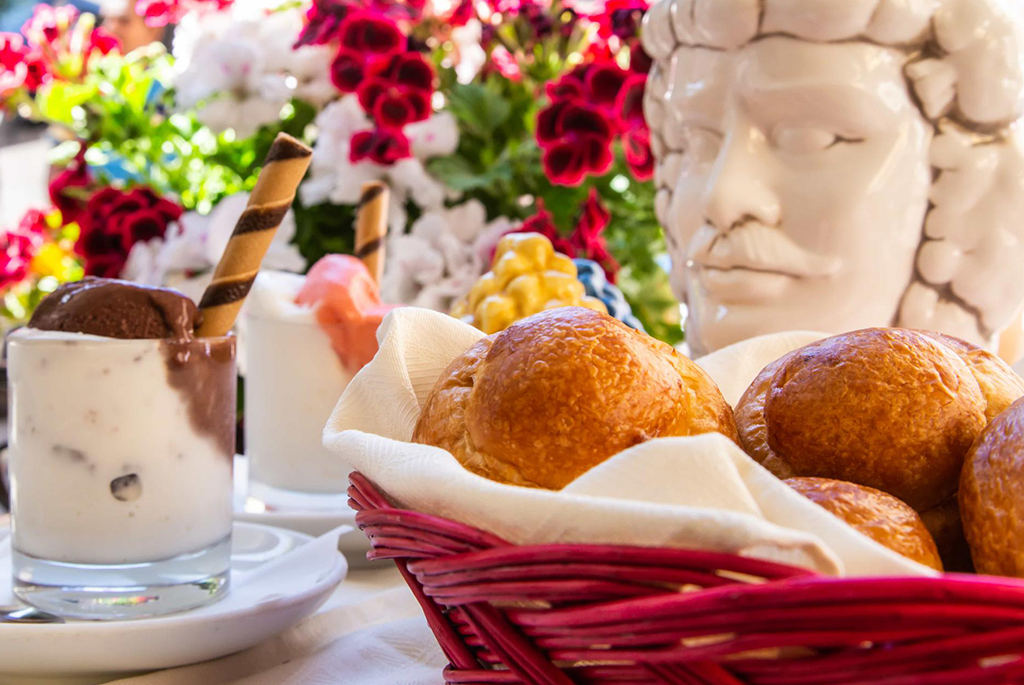 La granita siciliana e la brioscia: un duo indissolubile!