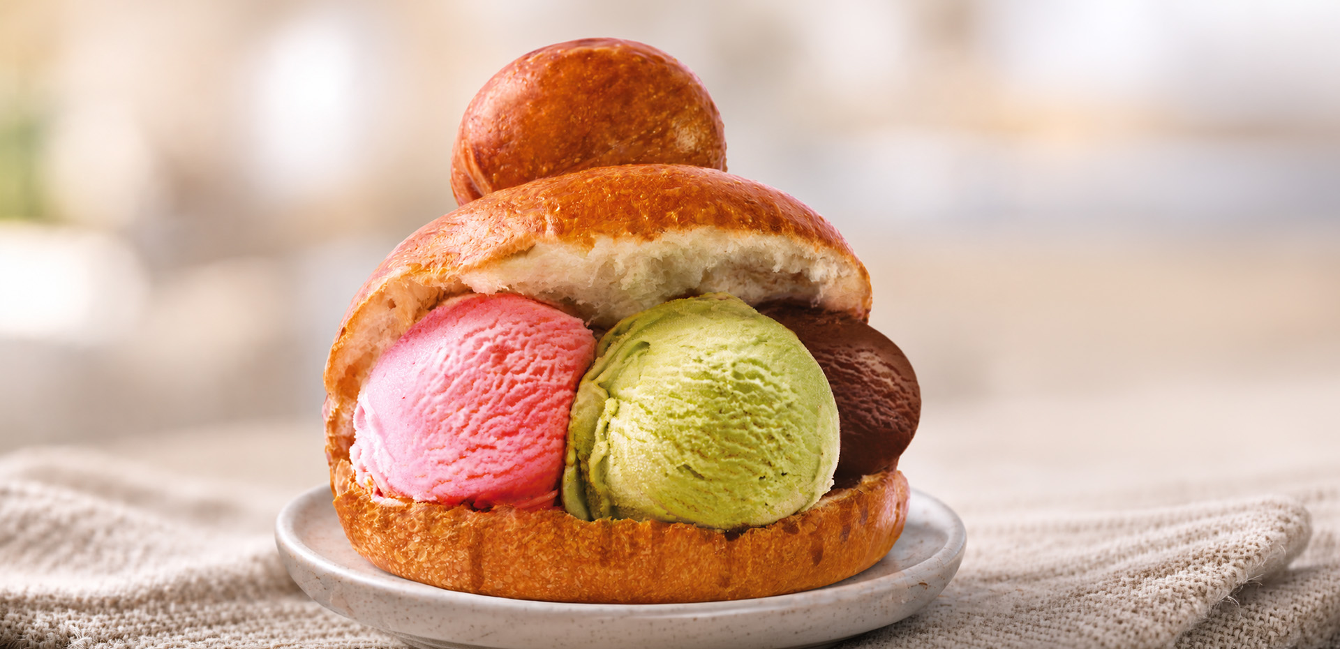 Bambina che tiene una brioscia col tuppo farcita di gelato
